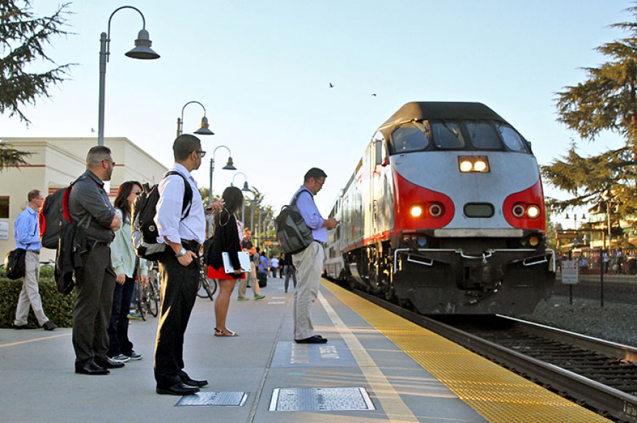 How to get to Stanford Shopping Center in Palo Alto by Bus or Train?